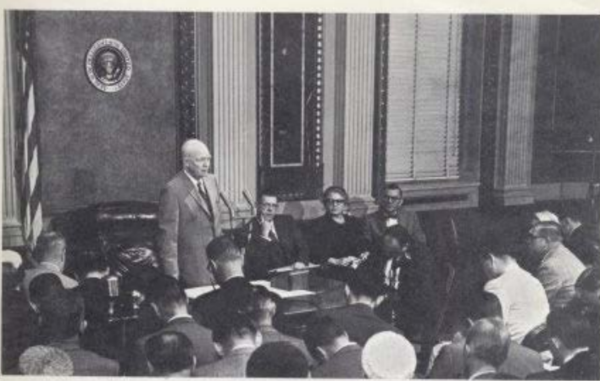 * 사진은 기자회견 중인 아이젠하워 대통령과 그 오른쪽으로 제임스 해거티 대변인, 앤 휘튼 부대변인, 스피치라이터담당 특보 애서 라슨 (1958년 4월 2일) / 출처 : 백악관 보좌진 인명록(1953~61년)